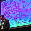 Oberbürgermeister Erik Pauly vor der grafischen Darstellung des Verkehrskonzeptes Initiative City-Ring bei der Bürgerversammlung Ende ...