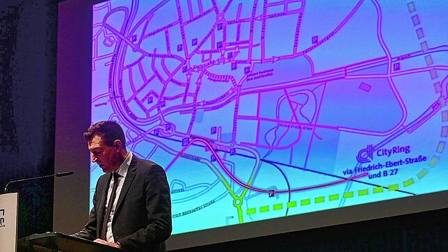 Oberbürgermeister Erik Pauly vor der grafischen Darstellung des Verkehrskonzeptes Initiative City-Ring bei der Bürgerversammlung Ende ...