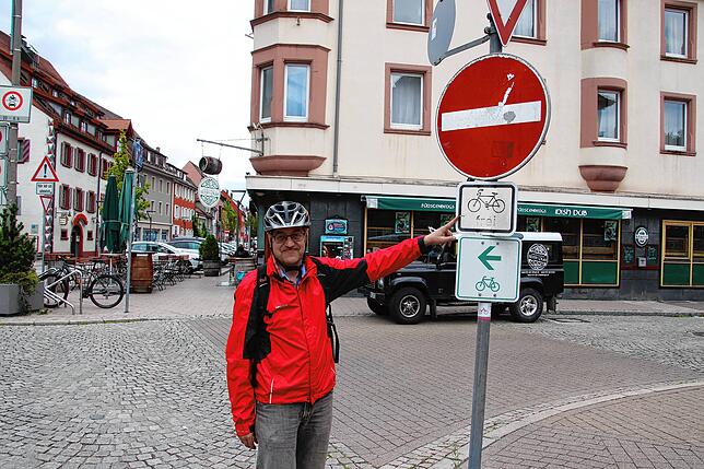 Steffen Lehr zeigt auf einen „Fahrrad frei“-Zusatz, welcher unter einem Einfahrts-Verbot-Schild angebracht ist. Die ...