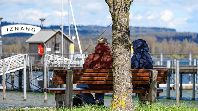 Diese Aussicht zieht Urlauber an: Unter anderem am Iznanger Hafen bietet die Höri Platz, um die Nähe zum Bodensee zu genießen.