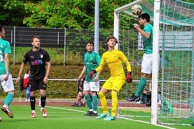 Auf der Linie: Fabrice Neto Loureiro verhindert beim 1:0-Sieg des FC Zell einen Treffer für den FC Wittlingen durch Arian Palatini.