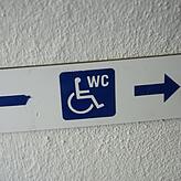 Ein Wegweiser durch die Unterführung zur öffentlichen behindertengerechten Toilette in Tiengen.