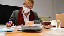 Roland Ballier bei der Arbeit. Der Maskenexperte hat zahlreiche FFP2-Modelle getestet &ndash; nur einige genügen den Ansprüchen und ...