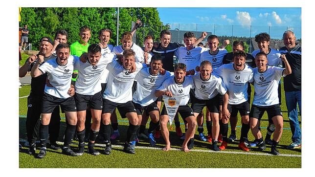Die A-Jugend der SG Fützen krönte mit dem Bezirkspokal-Sieg eine perfekte Saison.