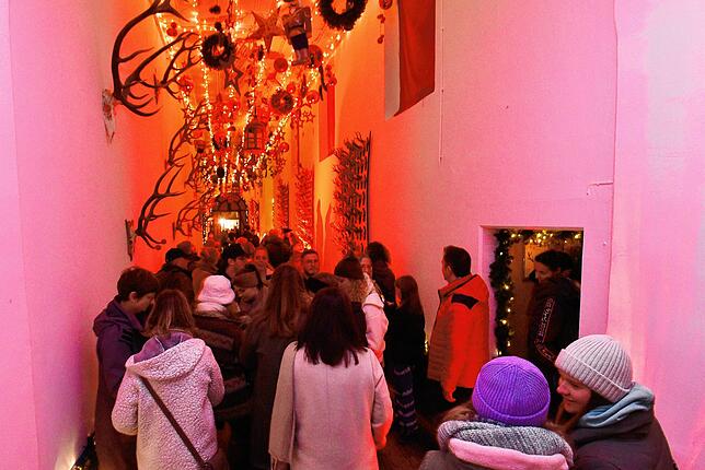 Eine besondere Dekoration: Dieses Mal hängen die Weihnachtsbäume im Geweihgang von der Decke.
