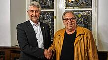 Thomas Grether (rechts) wird von Bürgermeister Michael Thater als neuer SPD-Stadtrat für den ausgeschiedenen André Langbein vereidigt. ...