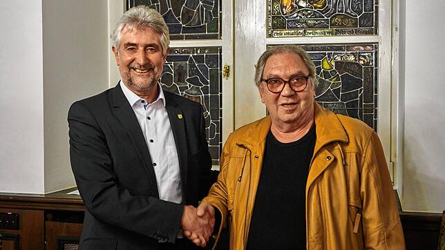 Thomas Grether (rechts) wird von Bürgermeister Michael Thater als neuer SPD-Stadtrat für den ausgeschiedenen André Langbein vereidigt. ...
