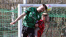 VfR-Torjäger Marius Henkel gewinnt ein Kopfballduell gegen Tobias Schumacher vom FV Walbertsweiler-Rengetsweiler.