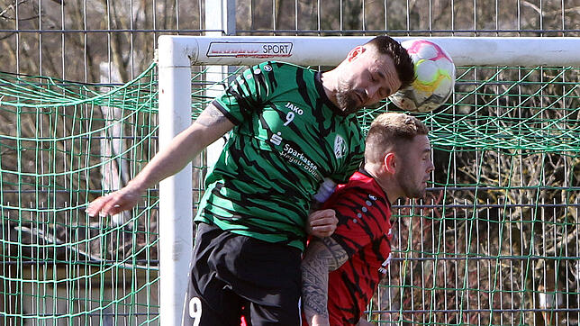 VfR-Torjäger Marius Henkel gewinnt ein Kopfballduell gegen Tobias Schumacher vom FV Walbertsweiler-Rengetsweiler.