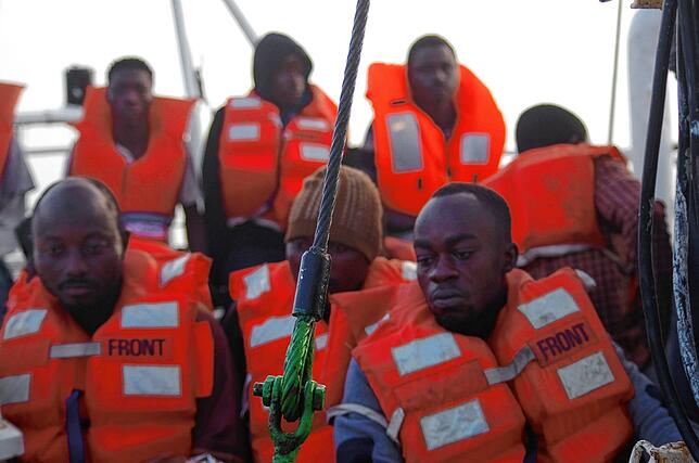 Sie hoffen auf ein besseres Leben: Flüchtlinge auf einem Rettungsboot im Mittelmeer.
