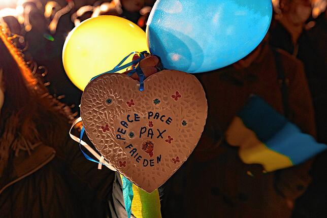 Mit Luftballons in gelb und blau wollen die Demonstranten für Frieden in Europa stehen und sich mit der Ukraine solidarisch zeigen.