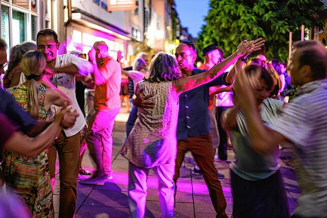 Auf der Seestraße tanzten die Besucher zu kubanischen Klängen der Band „Son Pa Ti“.