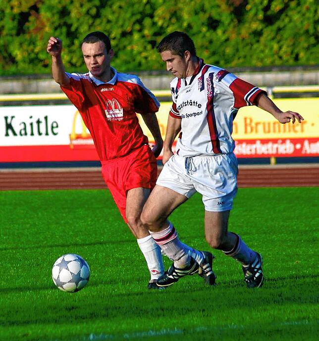 Lang ist es her: Beim FC Tiengen 08 mischte Roger Streule (links) in der Landesliga mit. Dieses Foto entstand im Oktober 2001 in der ...