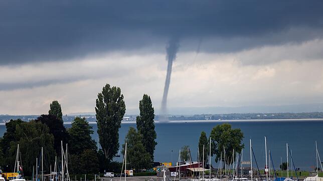 Die Wasserhose war nach Angaben des Deutschen Wetterdienstes etwa eine Stunde zu sehen.