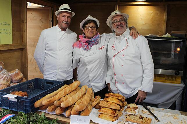 Jean-Claude MissburgerColette Durrmeyer und Jean-Claude Steinmetz bieten Backwaren aus dem Elsaß an. Sie sind Teil des Fankreich-Marktes ...