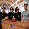 Sie sind Yuri (von links): Mark Kugel, Christian Bruderrek, Maria Birlem und Philipp Schulien mit einer der Boxen, in denen sie etwa ...
