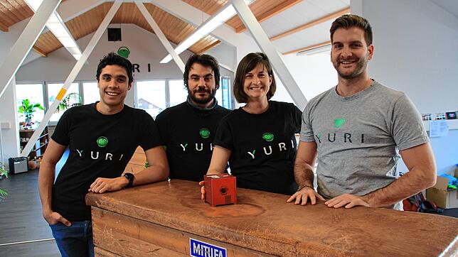 Sie sind Yuri (von links): Mark Kugel, Christian Bruderrek, Maria Birlem und Philipp Schulien mit einer der Boxen, in denen sie etwa ...