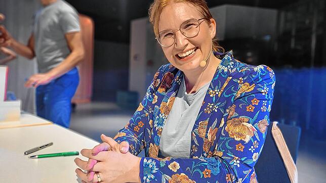 Im Radolfzeller Milchwerk signiert Nora Imlau nicht nur ihre Fachbücher über Erziehung. Sie gab ihren Gästen auch einen individuellen ...