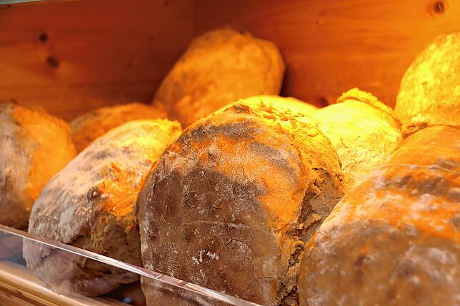 Regelmäßig wird im Landgenuss im Maierstal selbst gebacken. Hier eine Auswahl der Brote aus dem Steinbackofen.