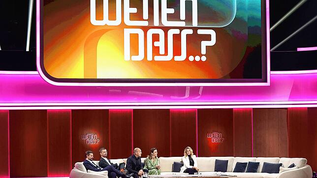 Joko Winterscheidt (von links), Klaas Heufer-Umlauf, Heino Ferch, Svenja Jung, Helene Fischer und Michelle Hunziker verfolgen in der ...
