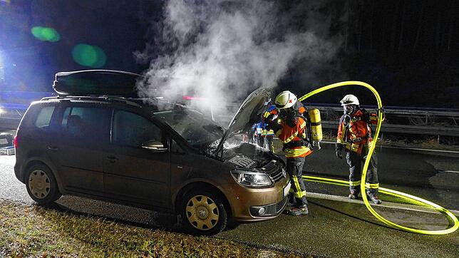 Ein Auto brannte auf der A98.