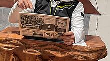 Da muss er lachen: Chefredakteur Martin „DT“ Schmidt und das Narrenblatt. Bild: ceb