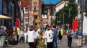Der Fronleichnamszug bewegt sich durch die Rietstraße. Unter dem Baldachin trägt wird in einer Monstranz eine geweihte Hostie durch die ...