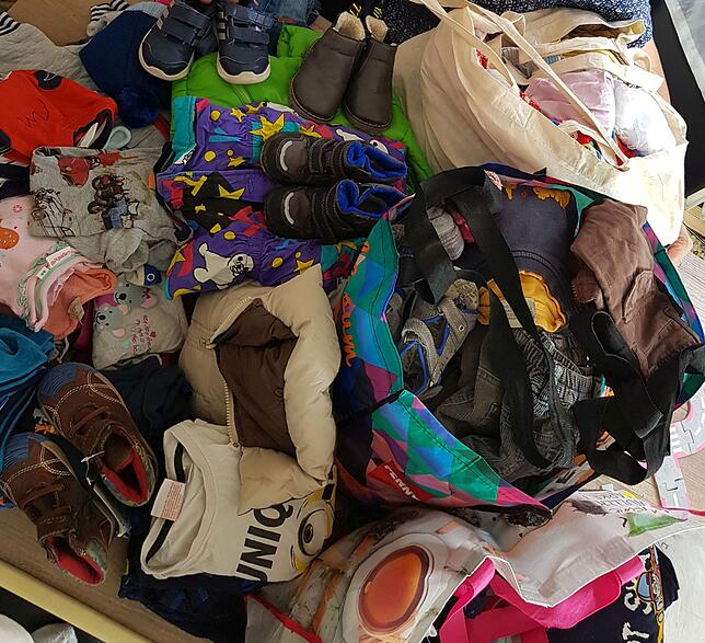 Jede Menge Kinderkleidung und -schuhe: Bei zwei Kindern kommt im Laufe der Zeit viel zusammen.