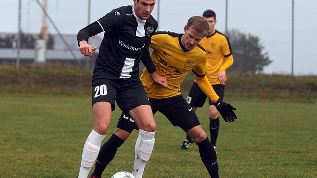 Der Hochemminger Jannik Greguric (links) schirmt den Ball ab vor dem Gutmadinger Tobias Kienzler. Das Bezirksliga-Topspiel zwischen dem ...