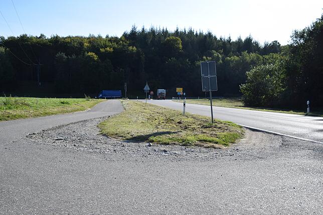 Eine Verbesserung der Zufahrt zum Parkplatz unter der Autobahnbrücke gehört auch zur Sanierungsmaßnahme.
