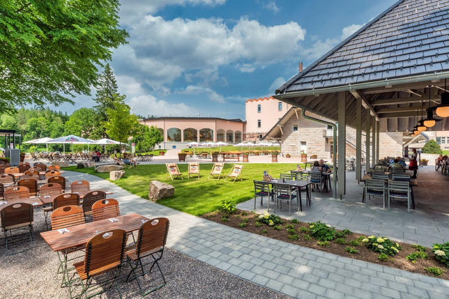 Die Rothaus-Brauerei in Grafenhausen bietet einen weitläufigen Biergarten, der zum gemütlichen Verweilen einlädt.