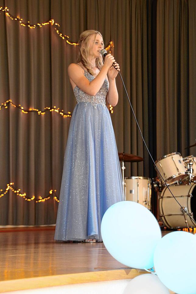 Mariella Hafner begeisterte beim Abi-Ball im Sauldorfer Bürgerhaus mit zwei Soli.