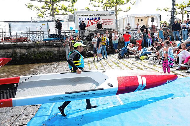 Bild 28: Auf zum SUP-Rennen! Bei der Bodenseewoche 2024 messen sich die Paddler im Wettstreit