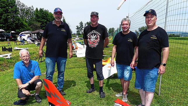 Die Vereinsvorstände der Modellfluggruppe Markdorf (von links): Manfred Sulzmann, Martin Biller, Andreas Kramer, Dietmar Jaut, Jürgen ...
