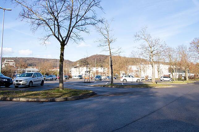 Der Parkplatz vor dem Klettgau-Gymnasium kann nur am Wochenende genutzt werden und ist einen weiteren Fußweg von der Innenstadt ...