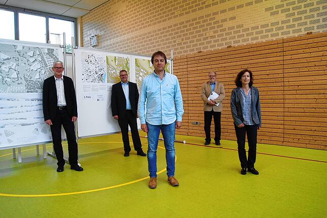 Die Würfel sind gefallen: Preisgerichts-Vorsitzender Fred Gresens, Bürgermeister Alexander Guhl, Architekt Thomas Thiele, Campus-Manager ...