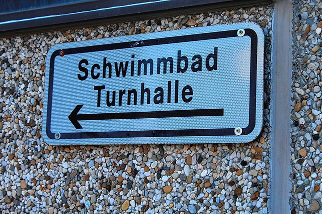 Neben der Turnhalle gibt es dort ein kleines Schwimmbad mit einem Becken, das direkt angrenzt.