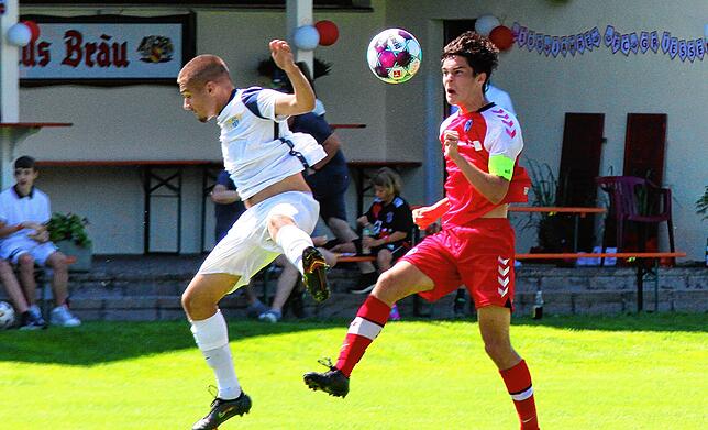 Mit Köpfchen: Der Tiengener Noah Wagner (rechts) setzt sich im Kopfball gegen einen Züricher durch. Mit der U17 des SC Freiburg gelang ...