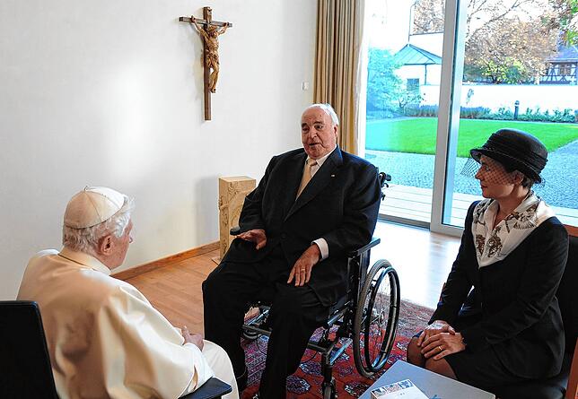 Diesen Besucher hat sich Benedikt XVI. ausdrücklich gewünscht: Ex-Bundeskanzler Helmut Kohl traf mit ihm im Priesterseminar zusammen. ...