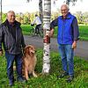 Eigentlich nicht zum Lachen: Eckart Wolf (links) mit Hund Ari und Dingelsdorfs Ortsvorsteher Heiner Fuchs stehen an einem geschädigten ...