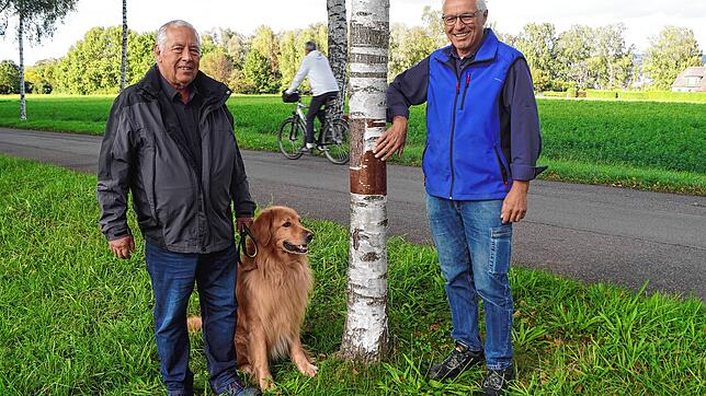 Eigentlich nicht zum Lachen: Eckart Wolf (links) mit Hund Ari und Dingelsdorfs Ortsvorsteher Heiner Fuchs stehen an einem geschädigten ...