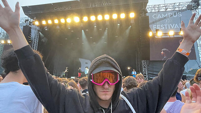Er genießt das Campus-Festival: Wir haben Maximilian (23) zwei Tage lang begleitet.