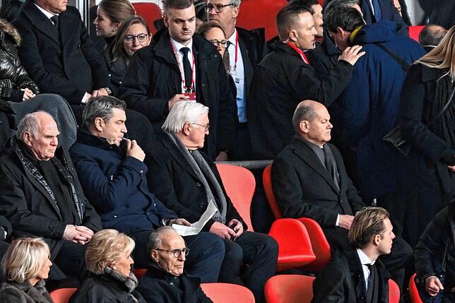 Uli Hoeneß (von links nach rechts), Ehrenpräsident des FC Bayern, Markus Söder, bayerischer Ministerpräsident, Frank-Walter Steinmeier, ...