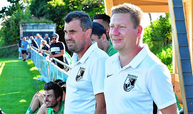 Traumstart: Trainer Oliver Baumgartner und sein Co-Trainer Julian Tröndle (rechts) besiegten mit Aufsteiger SV Waldhaus den ...
