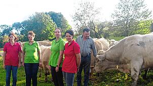 Familie Kaiser mit ihren Charolais-Rindern, hinten rechts Eduard Kaiser. In der Nachbetrachtung sagen die Kaisers, den richtigen Weg ...
