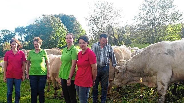 Familie Kaiser mit ihren Charolais-Rindern, hinten rechts Eduard Kaiser. In der Nachbetrachtung sagen die Kaisers, den richtigen Weg ...