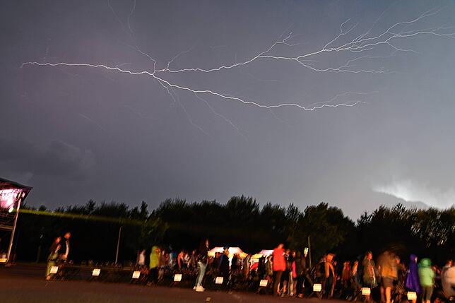 Es grollt der Donner, es leuchten die Blitze am Himmel über dem Sommersound-Warm-up-Festival 2021.