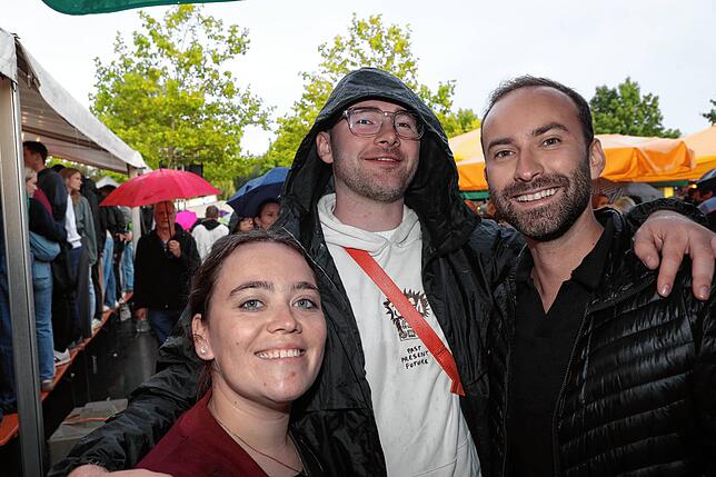 Bild 16: Ein Prosit der Gemütlichkeit! Fotos vom zweiten Abend beim Reichenauer Weinfest 2025