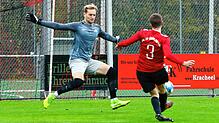 Der FC Überlingen (Jannik Gerlach, rechts) ließ den Gästen aus Dettingen-Dingelsdorf (Torhüter Luca Frederic Schmid) keine Chance und ...