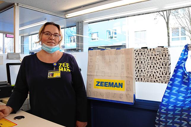 Tatjana Luft von der Textilkette Zeemann mit den Recycling-Tüten, die in dem Geschäft angeboten werden.